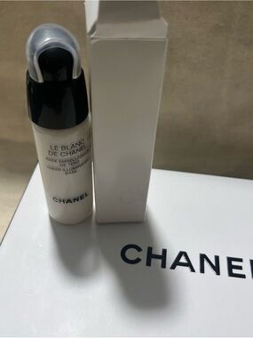 CHANEL Le Blanc Sheer Illuminating Base in White